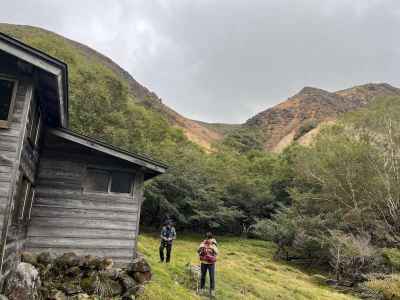避難小屋の前にて 