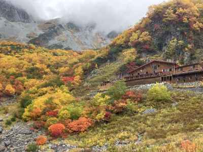 紅葉の中の涸沢小屋