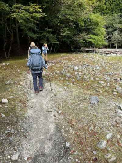 林を抜け河原へ出る