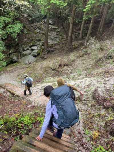 木の階段を下り崩壊地を越える 