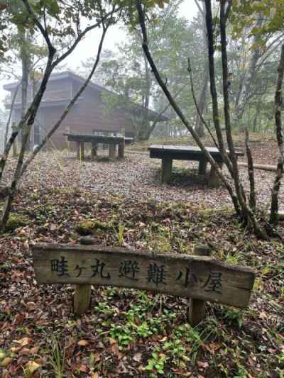 木の香り漂う畦ヶ丸避難小屋 