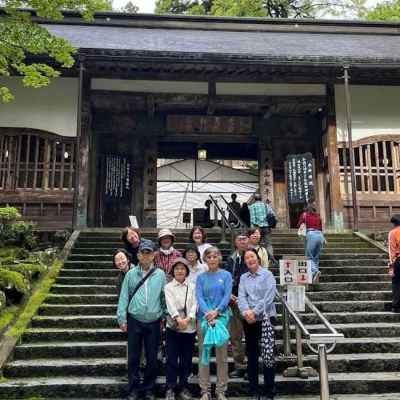 拝観受付のある通用門から境内の見学開始