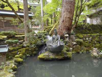 通用門側の池。後ろに納経塔が見える