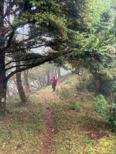 稜線に出ると…なんと強風と雨!