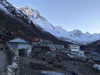朝のディンボチェ村&nbsp;