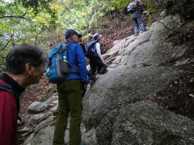 金山登山道の岩場 