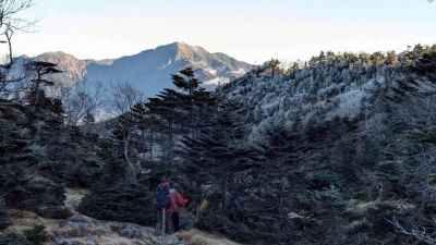 聖岳が姿を見せる