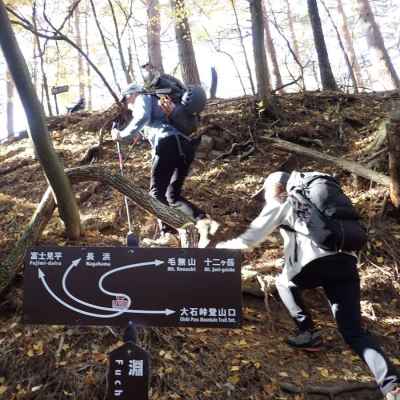 渕坂峠への立派な道標（トレースは曖昧）