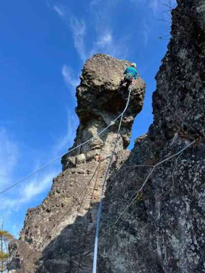 下りは登攀ルートを避け空中懸垂です