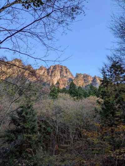 朝日に映える裏妙義の岩峰 