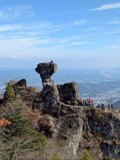 向かいの岩峰から見る丁須の頭 
