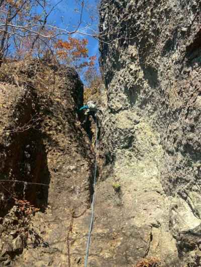 さて下山です。懸垂でチムニーを下降 