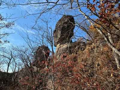 所々にこんな岩峰が見える 