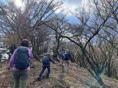 梅ノ木尾根を行く 