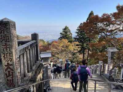 下社の階段を下る 