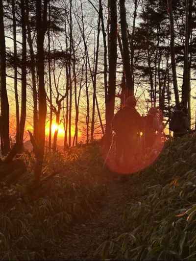 朝日に向かって歩く&nbsp;