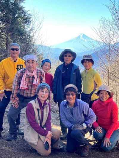 秀麗富嶽十二景五番　奈良倉山で記念撮影