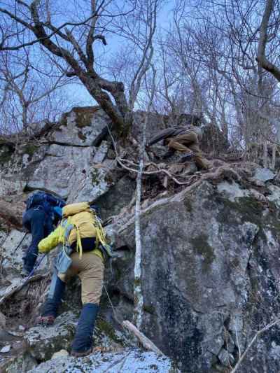 三点支持で慎重に下山