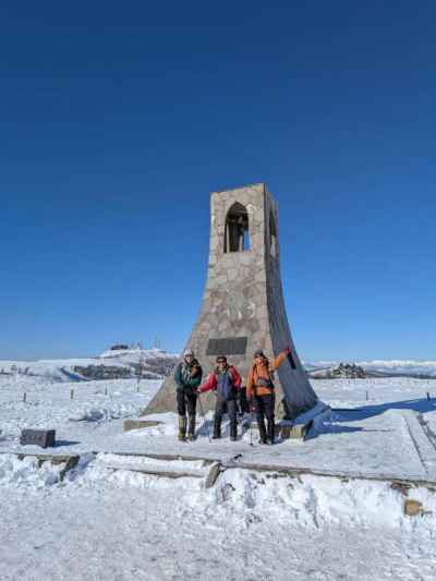 美しが塔の前にて