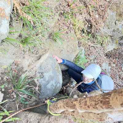 ロープをセットして滝を巻く