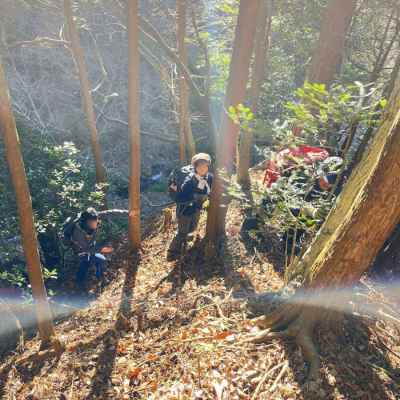 樹林帯を尾根に上がる