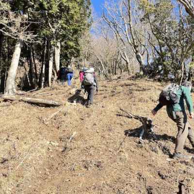 滑りやすい尾根を登りきる