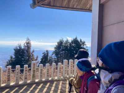 山頂から風をよけて美しい海を望む&nbsp;