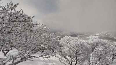 土湯峠方面にもうっすらと陽が当たる