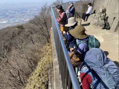 男体山山頂より景色を眺める
