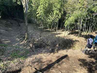 稲荷の森　攻め込む武士を困らせた深さ10mの堀