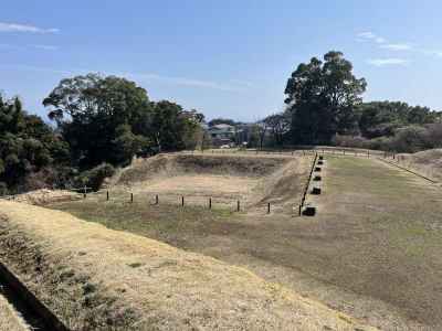 三の丸外郭 新堀土塁　新堀と土塁の痕跡が残る