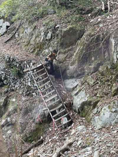 鉄の橋が崩れ落ちていた&nbsp;
